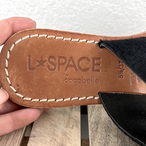 L * Shape by Cocobelle Faux Fur Toe Ring Faux Leather Sandal Size 6.5 Black - Picture 8 of 9